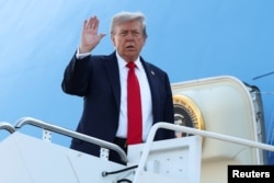 Președintele SUA, Donald Trump, urcă la bordul Air Force One pentru a pleca în Alaska, unde se va întâlni cu președintele Rusiei, Vladimir Putin.