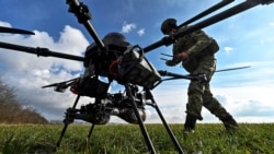 Украинский военнослужащий проверяет связь с БПЛА Vampire (украинский ударный беспилотник) перед полетом у линии фронта. Запорожская область, 2 февраля 2024 года