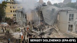 Унаслідок російської атаки на цій локації двоє людей загинули (раніше повідомлялось, що це дорослі, одна з жертв – лікарка), за медичною допомогою звернулися 32 поранених.