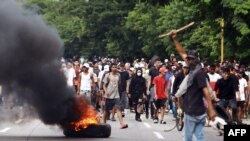 Mii de locuitori din Venezuela au ieșit în stradă să protesteze față de o posibilă fraudare a alegerilor. Opoziția susține că a câștigat cu 73,2% în vreme ce președintele în funcție susține că a obținut la limită un al treilea mandat.