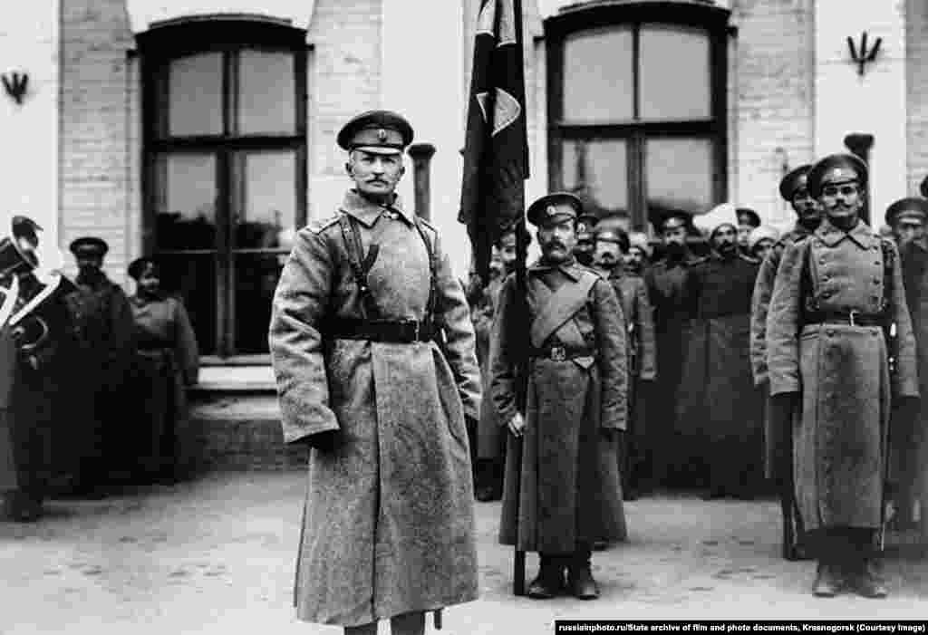 Руският генерал Алексей Брусилов в Ровно през октомври 1915 година: Царският генерал е отговорен за&nbsp;една от най-смъртоносните битки във военната история. Руските сили атакуват австро-унгарските линии в регионите на Лвов и Волин през 1916 година. Над 1 милион и от дветете страни са ранените и убитите. Битката се смята за успех на силите на Антантата. Брусилов&nbsp;се присъединява към Червената армия след болшевишката революция.