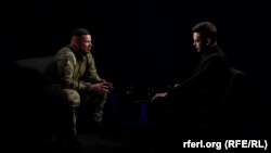 Спецпризначенець «Саба» (ліворуч) зі спецпідрозділу «Артан» ГУР МОУ та кореспондент Радіо Свобода Тарас Левченко (праворуч) та під час запису інтерв'ю, 9 грудня 2023 року