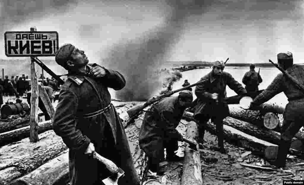 Съветски войници се готвят да прекосят река Днепър през 1943 г. Табелата отляво гласи: &quot;Към Киев!&quot; След военните действия при Сталинград, ходът на геманското настъпление в СССР се обръща. Боевете отново са на територията на днешна Украйна, когато Червената армия настъпва на запад.