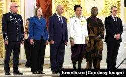 Алхас Квициниа (слева) рядом с Линн Трейси