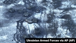 Украинанын чыгышындагы Луганск аймагында талкаланган орус танктары. 