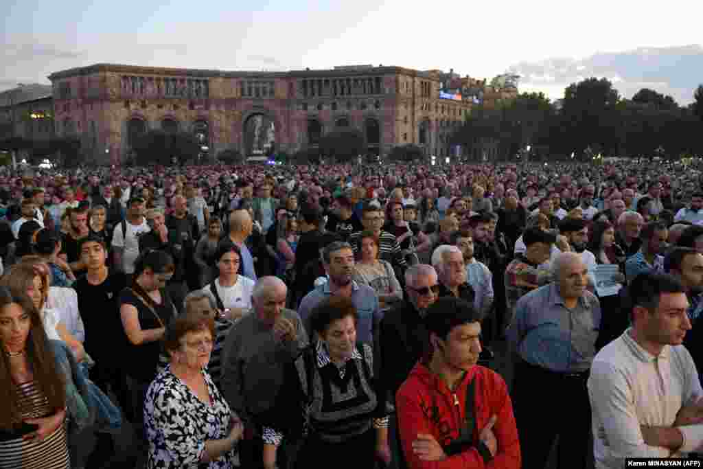 Demonstranti su 22. septembra nastavili da blokiraju ulice u Erevanu, zahtijevajući svrgavanje premijera Pashiniana zbog predaje Nagorno-Karabaha. Više od 80 osoba je privedeno. Armenija je optužila Azerbejdžan da od decembra 2022. blokira Lačinski koridor, jedini put koji povezuje Armeniju sa Nagorno-Karabahom. Azerbejdžan smatra da kamioni sa pomoći trebaju proći kroz teritoriju Azerbejdžana kako bi se osiguralo da&nbsp;krijumčarena roba ne bude isporučena.