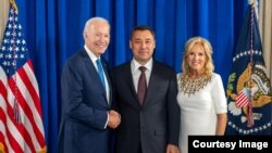 Садыр Жапаров АКШ президенти Жо Байден жана анын жубайы Жилл Байден менен. 