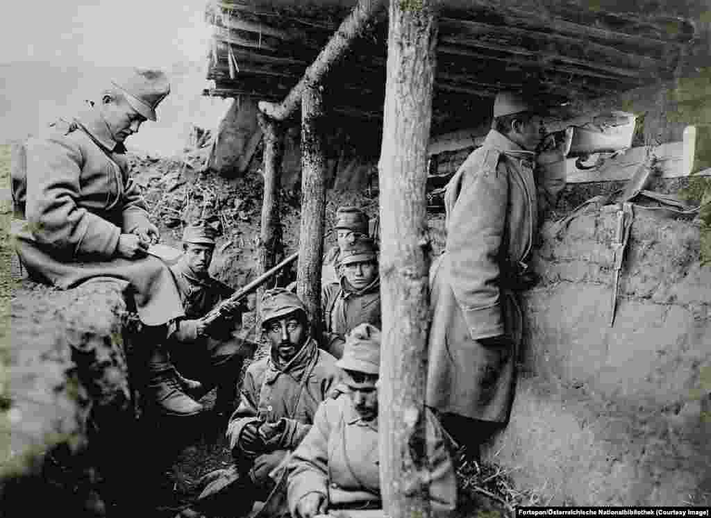 Ноември 1915 година: Австрийски войници в окоп - южно от Ровно. В началото на 20 век Руската империя контролира по-голямата част от територията на днешна Украйна, а австро-унгарците държат западната част. Двете вражески сили се борят за контрол над региона по време на &nbsp;от Първата световна война.