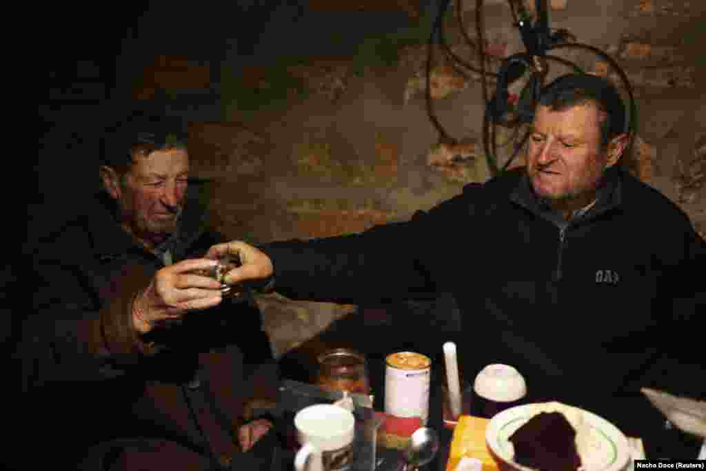 Uprkos uništenom pejzažu, braća Kovaljov, Stepan (lijevo) i njegov 77-godišnji brat Volodimir, zakleli su se da će proživjeti svoje posljednje dane sa svojim ženama na svojoj zemlji. Živeći od svojih bijednih državnih penzija i oslanjajući se na rodbinu i doniranu hranu, shvataju da im život neće biti lak. &nbsp;