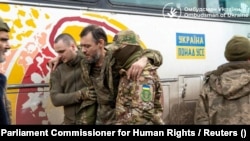 Част от украинските затворници са ранени, но казват, че се радват, че са у дома. 