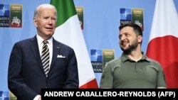 Президент США Джо Байден (слева) и президент Украины Владимир Зеленский.