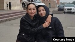 Нуржигит Абдильпатта с матерью Жанной Жаналиной