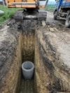 Programul Anghel Saligny sprijină investiții locale în drumuri infrastructura de apă și canalizare sau extinderea rețelei de distribuție a gazelor naturale. Fotografie ilustratică: proiect de canalizare în canalizare comuna Mica, Cluj.