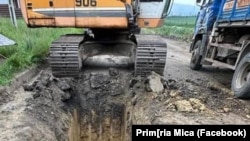 Programul Anghel Saligny sprijină investiții locale în drumuri infrastructura de apă și canalizare sau extinderea rețelei de distribuție a gazelor naturale. Fotografie ilustratică: proiect de canalizare în canalizare comuna Mica, Cluj.