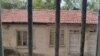 Гледката през един от прозорците на психиатрията в Ловеч. В тази болница в началото на октомври млад пациент загина при пожар, докато беше вързан за краката и ръцете и изолиран в "мека стая".