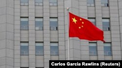 Ministerul chinez de Finanţe a declarat, în urma anunţului, că regretă decizia luată de Fitch.
