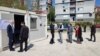 Dopisnici Radija Slobodna Evropa javljaju da građani glasaju samo u onim naseljima u kojima živi albanska zajednica. Glasanje u naselju Tri nebodera u Severnoj Mitrovici.
<div>
<div>&nbsp;</div>
</div>
