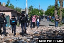 Harkivban egy orosz siklóbomba robbanása kitörte a környező házak ablakait és törmelékkel töltötte meg az utcát