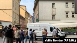 Черга на оформлення документів, українські біженці у Празі, 2023 рік