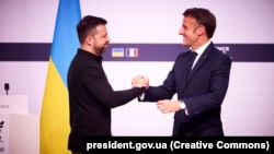 «Повинні бути надійні, сильні гарантії безпеки. Будь-яке інше рішення без таких гарантій стане тільки черговим обманом з боку Росії» – каже Володимир Зеленський 