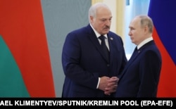 Президент России Владимир Путин (справа) и белорусский лидер Александр Лукашенко. Москва, 6 апреля 2023 года.