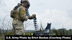 Un soldat american trage cu o mitralieră de calibru 50 cal la baza Baumholder din Germania, 4 mai 2017.