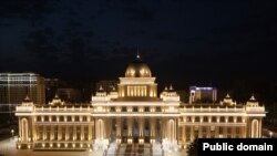 Новое здание таджикского парламента, построенное на китайский грант. Душанбе, 6 июля 2024 года