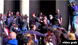 Protestatari în fața Universității de Stat din Tbilisi la 17 mai.