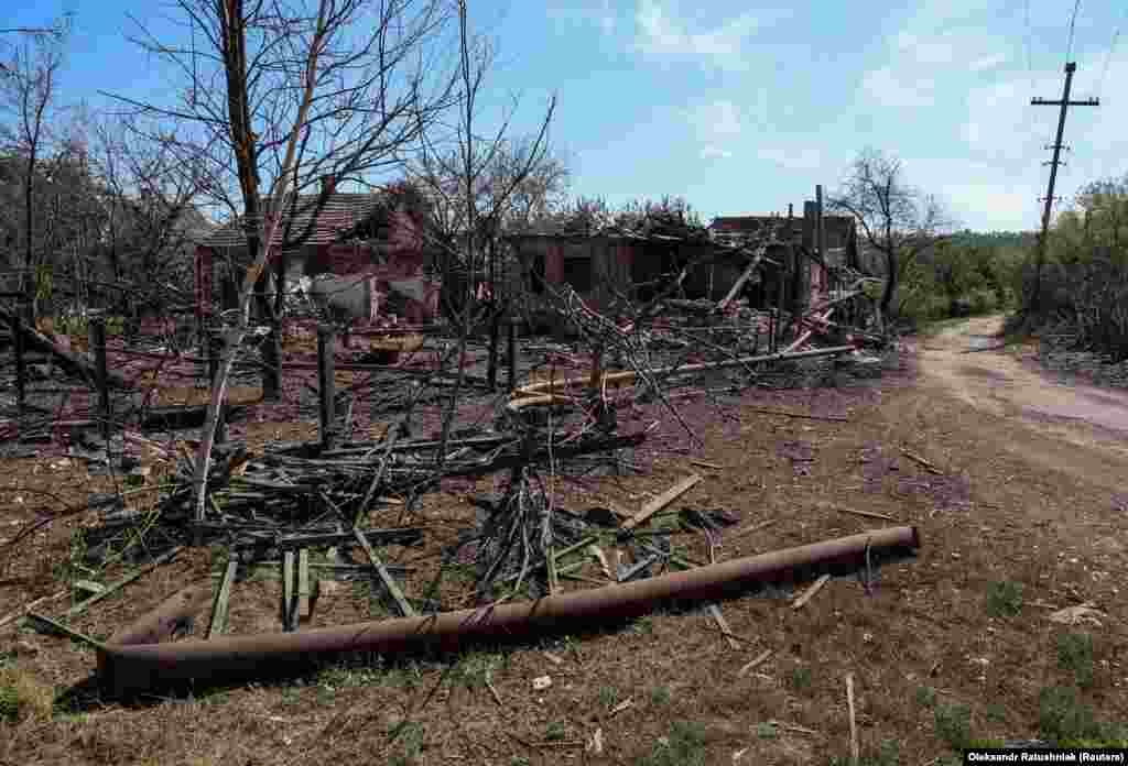 Зруйноване українське селище Нью-Йорк, що за 35 кілометрів від окупованого російськими гібридними силами ще у 2014-му році Донецька. ЗСУ звільнили низку сіл на південь від Великої Новосілки та захопили височини навколо Бахмута – як на північ від міста, так і на південь, біля села Кліщіївка