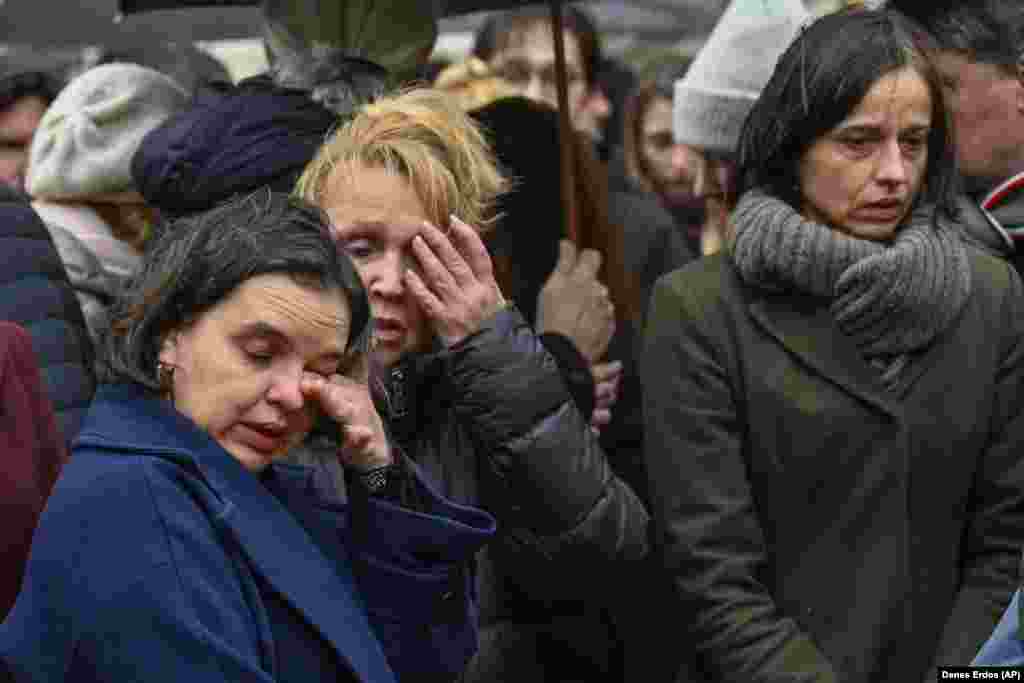 Люди, витираючи сльози,&nbsp;віддають шану загиблим у результаті стрілянини в університеті. Озброєний чоловік, який був студентом факультету мистецтв, відкрив стрілянину в будівлі факультету біля площі Яна Палаха, в районі історичного Старого міста Праги