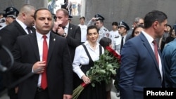 Աննա Հակոբյանը դստեր հետ «Ծիծեռնակաբերդ»-ի հուշահամալիրում, 24-ը ապրիլի, 2024թ․
