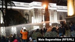 Увечері 7 березня біля будівлі парламенту Грузії сталися сутички протестувальників із поліцією, внаслідок чого силовики застосували сльозогінний газ та водомети