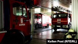 Tűzoltóautók a harkivi állomáson, miközben odakint légiriadó szól