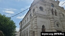 Аварійний карниз караїмської кенаси в Сімферополі, серпень 2024 року