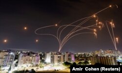 Перехоплення ракет, випущених зі Смуги Гази «Хамасом», ізраїльською протиракетною системою «Залізний купол» (Iron Dome). Місто Ашкелон, Ізраїль, 9 жовтня 2023 року