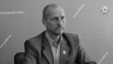 Олег Попов, 1972-2023.<br />
<br />
Попов родился в Луганской области Украины. Владел бизнесом по производству трикотажных изделий. Примкнув к поддерживаемым Россией сепаратистам, он стал де-факто депутатом &laquo;парламента&raquo; квазигосударственного образования на контролируемой сепаратистами территории Луганской области.<br />
<br />
В сентябре 2022 года в Сети появилась информация о его &laquo;смерти&raquo;. Это был фейк. Позже сепаратистские власти заявили, что намеренно распространили новость, чтобы раскрыть заговор с целью убийства. В декабре 2023 года Попов был <a href="https://d2y7xpbloihswh.cloudfront.net/a/v-luganske-vzorvan-avtomobilj-deputata-lnr-olega-popova/32717923.html" target="_blank">убит </a>в Луганске. По <a href="https://www.pravda.com.ua/eng/news/2023/12/6/7431918/" target="_blank">сообщениям</a>, спрятанное в его машине взрывное устройство привела в действие группа украинских спецназовцев<br />
&nbsp;