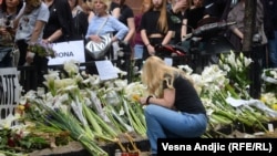 Položeno cveće za žrtve pucnjave u Osnovnoj školi Vladislav Ribnikar u Beogradu, 6. maj 2023.