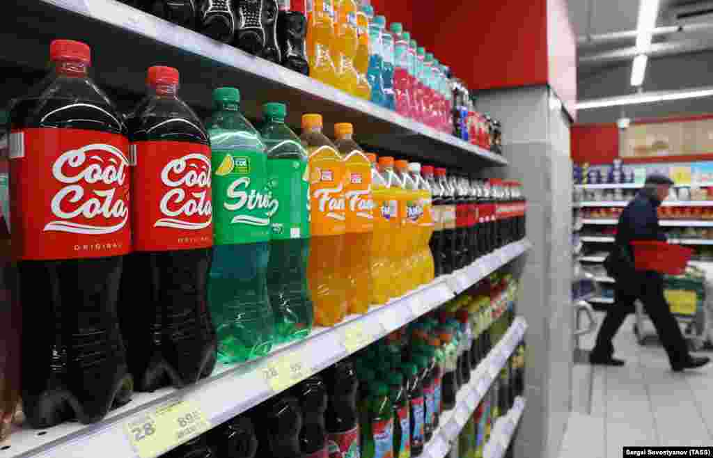 Coca-Cola je zaustavila proizvodnju i prodaju u Rusiji u avgustu, što je dovelo do poplave sličnih pića koja se proizvode u zemlji kako bi se popunila praznina na lokalnom tržištu. Ova fotografija prikazuje ruske proizvode Cool Cola, Street i Fancy pića na rasprodaji u trgovini mješovitom robom u Moskvi.