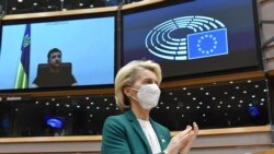 Predsednica Evropske komisije Ursula von der Lajen aplaudira ukrajinskom predsedniku nakon govora 1. marta