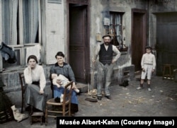 Parižde bir maşgala, 1914-nji ýyl.