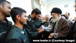 Vrhovni vođa ajatolah Ali Khamenei sastaje se s pripadnicima IRGC-a koji su uključeni u hapšenje američkih mornara u Perzijskom zaljevu u januaru 2016.