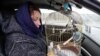 Жителька Маріуполя на російському блокпосту під час виїзду з окупованого міста у березні 2022 року