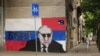 Ovaj mural ruskog predsjednika Vladimira Putina <a href="https://twitter.com/miseticlaw/status/1500146504350281734?lang=en" target="_blank"><strong>pojavio se na Zelenom vijencu u Beogradu </strong></a>početkom marta, a kasnije je prekriven crvenom bojom i naočarima za sunce. Političko umjetničko djelo je jedan od nekoliko primjera pojavljivanja proruskih grafita, a zatim manipulisanja u Beogradu usred invazije na Ukrajinu.<br />
&nbsp;