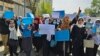Афганские женщины и девочки участвуют в акции протеста перед министерством образования, требуя открыть средние школы для девочек. Кабул, 26 марта 2022 года