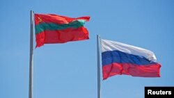 Знамената на отцепилата се от Молдова област Приднестровие и Русия се веят в центъра на град Тираспол в Югоизточна Молдова.