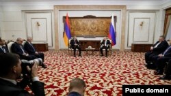 Встреча аремьер-министра Армении Никола Пашиняна (слева) и президента России Владимира Путина, Бишкек, 9 декабря 2022 г.