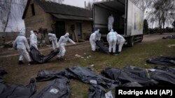 Під час ексгумації загиблих цивільних людей внаслідок російської окупації. Місто Буча на Київщині, 12 квітня 2022 року