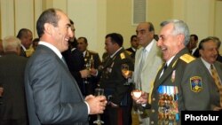 Бывший президент Армении Роберт Кочарян (слева) и бывший министр обороны Микаэл Арутюнян (архив)