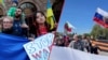 Колажът е от два протеста, провели се в София през последните седмици. В ляво са българи, които подкрепят Украйна и са срещу руската инвазия. В дясно са проруски протестиращи пред паметника на Съветската армия. 
