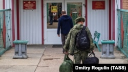 Призовник перед відправкою до збройних сил РФ у рамках часткової мобілізації, вересень 2022 року